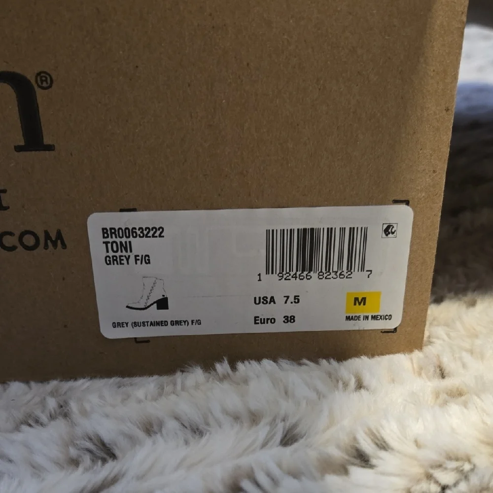 Born Women's Leather Boots - Picture 6 of 6